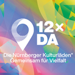 Buntes, abstraktes Muster mit weißem Logo bestehend aus einem stilisierten Standort-Pin, daneben der Text '12x DA' und darunter 'Die Nürnberger Kulturläden° Gemeinsam für Vielfalt'