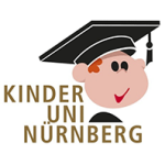 Stilisierter Kinderkopf mit schwarzem Doktorhut, daneben der Text 'KINDER UNI NÜRNBERG'.