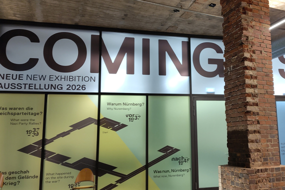 Großflächige Fensterfront mit Schriftzug »COMING SOON« und Texten zur neuen Dauerausstellung im Dokuzentrum