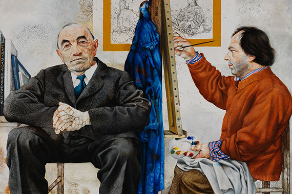 Gemälde eines Mannes im Anzug, der auf einem Stuhl neben einem Künstler in orangefarbenem Pullover sitzt. Der Künstler malt an einer Staffelei mit einer Palette, im Hintergrund eine Zeichnung an der Wand.