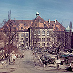 Außenansicht des "Ostbaus" des Nürnberger Justizgebäudes während der Nürnberger Prozesse