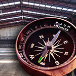 Kompass in einer leeren Fabrikhalle