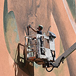 Ein Künstler bemalt eine Wand
