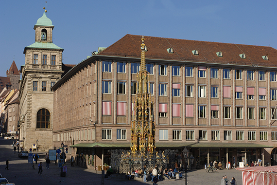 Schöner Brunnen und Neues Rathaus am Hauptmarkt