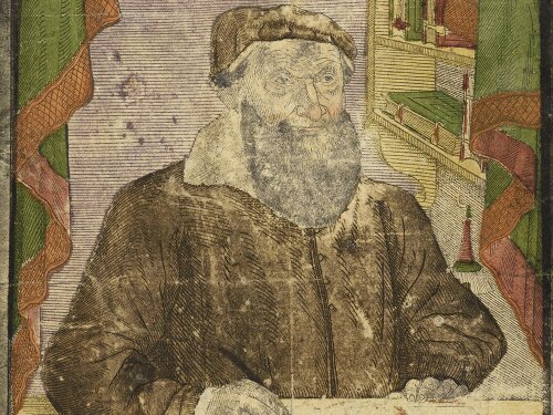 Historische, farbig illustrierte Darstellung von Hans Sachs als älterer Mann mit grauem Bart und Mütze. Er trägt eine dunkle, schlichte Kleidung und sitzt an einem Tisch. Im Hintergrund sind architektonische Elemente und Vorhänge in warmen Farben zu sehen, die dem Bild einen dekorativen, antiquierten Charakter verleihen.