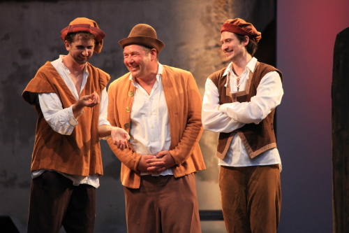 Drei Schauspieler in mittelalterlicher Kleidung