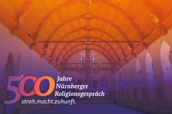 Historischer Rathaussaal Nürnberg mit dem Logo zu 500 Jahre Nürnberger Religionsgespräch