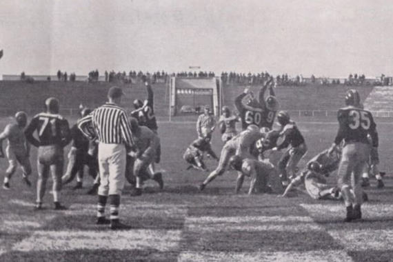 Football-Spiel zwischen zwei Armee-Teams auf dem nun "soldiers' field" genannten Zeppelinfeld im Jahr 1952.