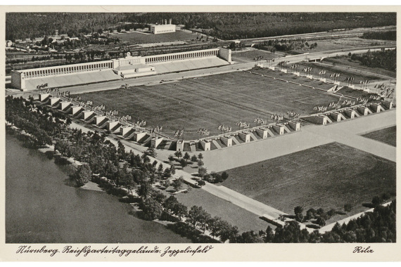 Historische Aufnahme der fertiggestellten Zeppelintribühne