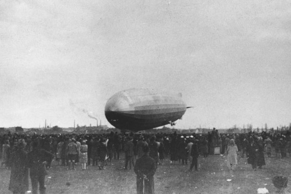 Graf Zeppelin landet mit seinem gleichnamigen Luftschiff auf der freien Wiese am Großen Dutzendteich