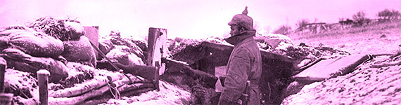 Soldat im 1. Weltkrieg im Schützengraben