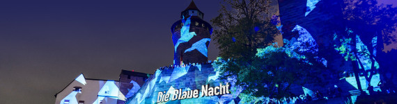 Die illuminierte Kaiserburg in der Blauen Nacht