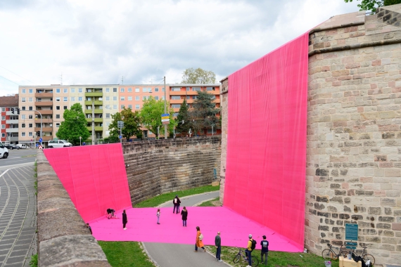 Pinkfarbene Wand im Burggraben