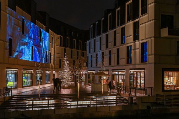 Fassade des Deutschen Museums mit einer blauen Projektion