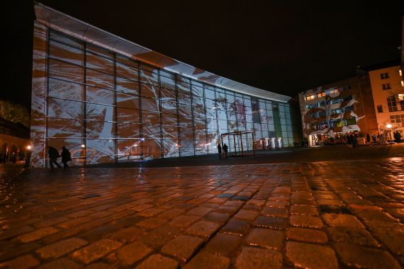 Projektion von Philipp Geist auf das Neue Museum Nürnberg