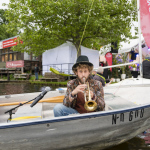 Paul Istance, Sänger von The Magic Mumble Jumble, schippert per Boot auf die Bühne