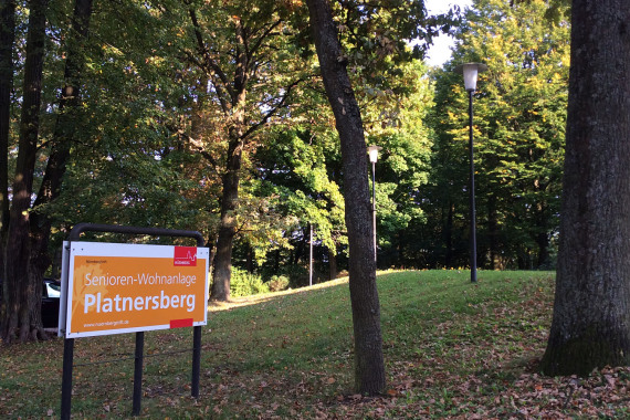 Park am Platnersberg mit Schild der Senioren-Wohnanlage