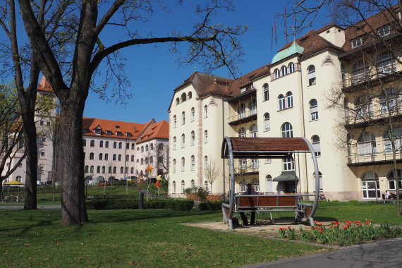 Elisabeth-Bach-Haus, im Hintergrund die Hochschule für Musik