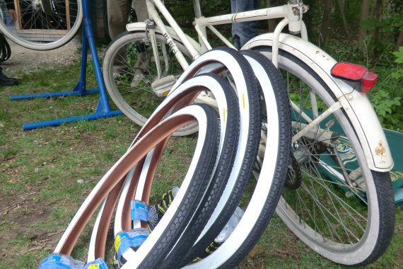 Foto von Reifen der Fahrradwerkstatt in der Oase