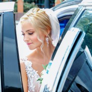 Braut aus dem Auto