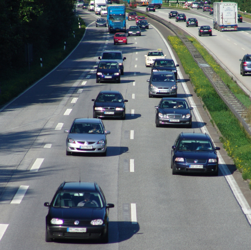 © Peter Kirchhoff / PIXELIO fließender Verkehr auf einer Autobahn © Peter Kirchhoff / PIXELIO