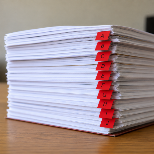 © mit einer KI erstellt Papierstapel © mit einer KI erstellt