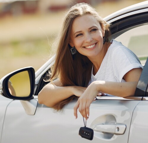 Eine Frau schaut aus einem Autofenster heraus. Sie lächelt. © Pexels / Gustavo Fring
