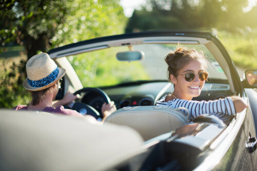 Paar in einem Cabriolet im Sommer © Adobe Stock #112155191