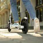 Frau fährt E-Scooter