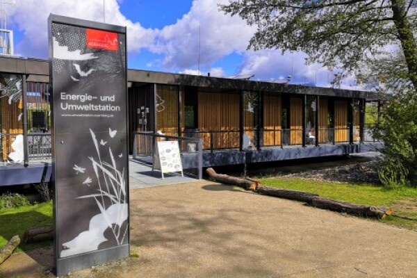 Energie- und Umweltstation von außen am Eingang