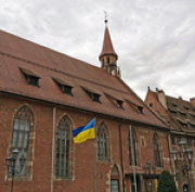 Ukrainische Fahne vor dem Heilig-Geist-Haus in Nürnberg