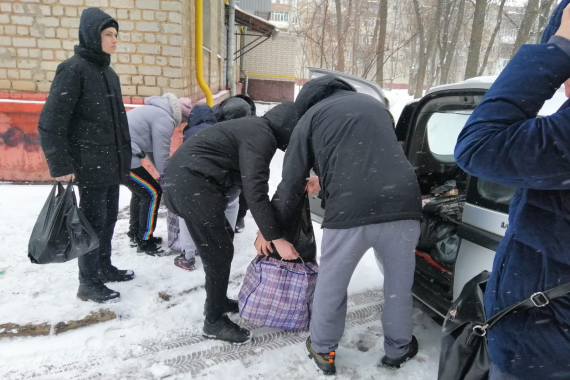 Helfer laden Hilfspakete aus einem Auto in Charkiw.