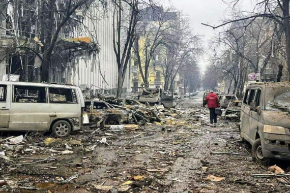 Trümmer auf einer Straße in Charkiw