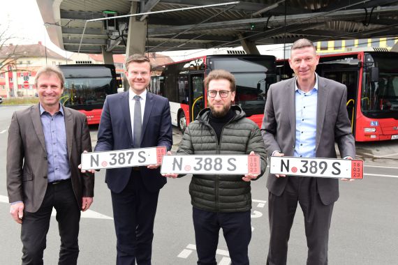 Übergabe Nürnberger Busse an Fahrer aus Charkiw