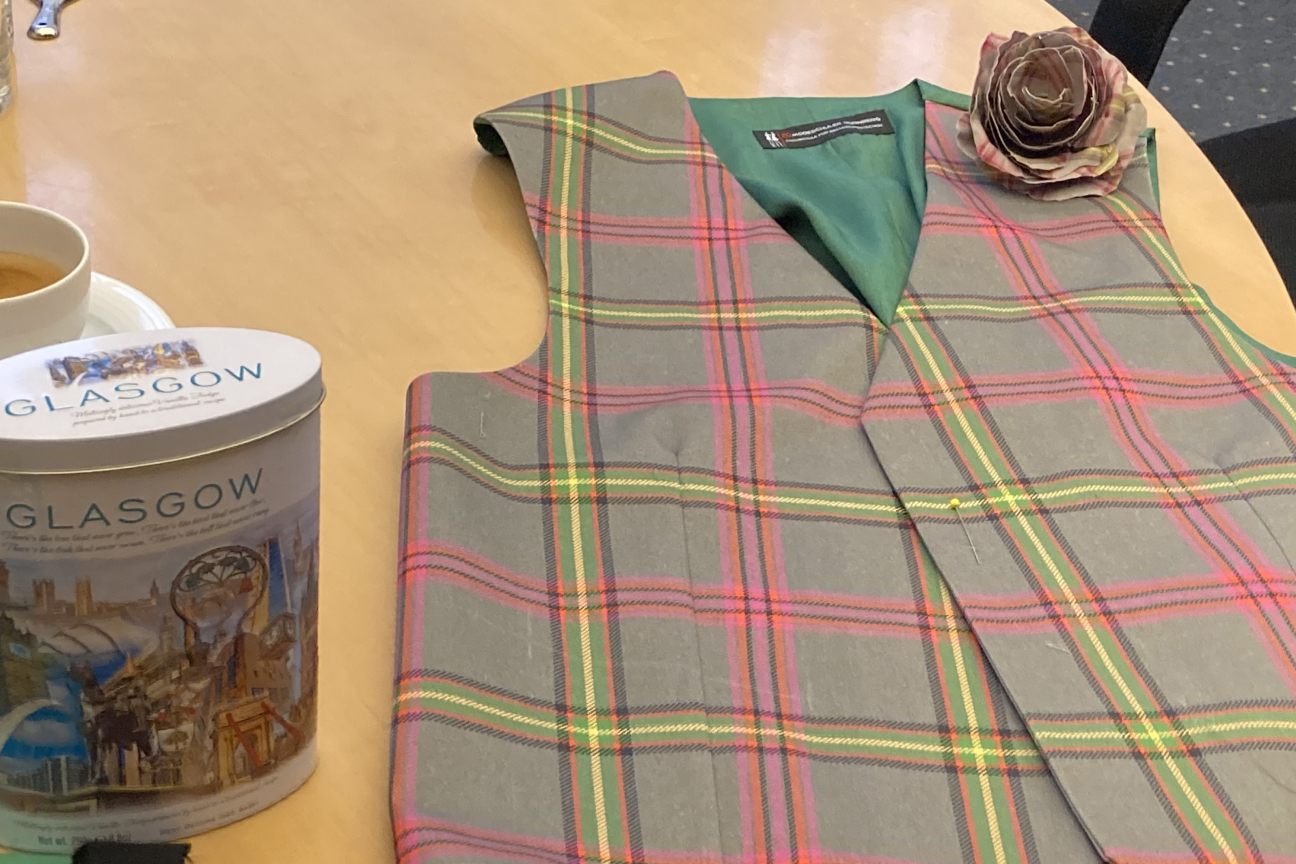 Eine Weste aus dem Jubiläumstartan Nürnberg - Glasgow vor dem Abstecktermin der Schneiderin