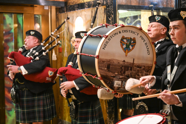 Die Neilston & District Pipe Band im Grand Hotel