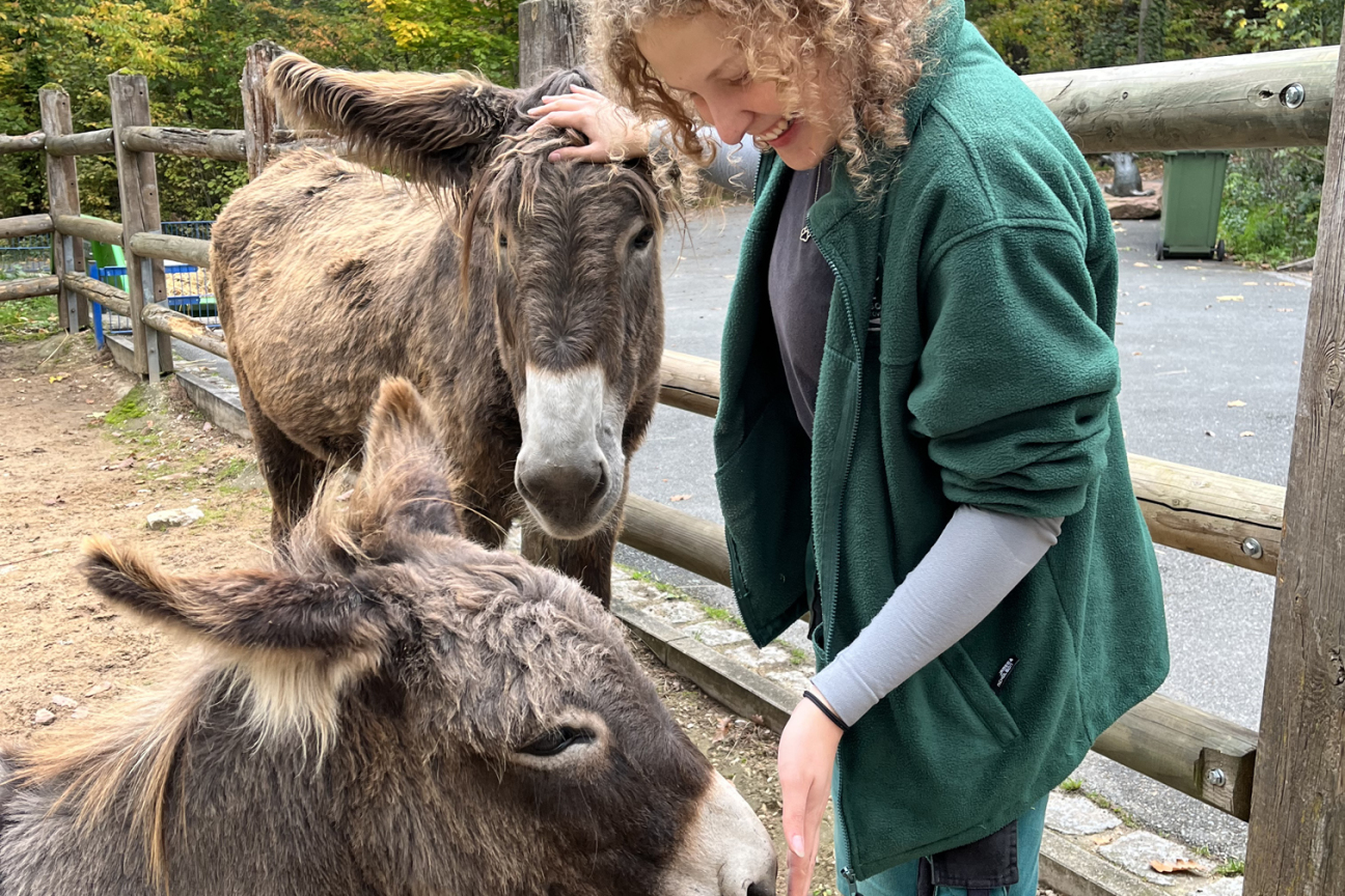 Berufsschülerin aus Prag beim Praktikum in Nürnberger Tiergarten, Bild © Klára Šimsová