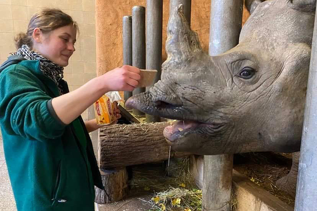 Berufsschülerin aus Prag beim Praktikum in Nürnberger Tiergarten, Bild © Klára Šimsová