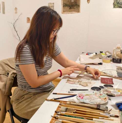 Die Künstlerin Dingyou Zhang im Studio in Nürnberg