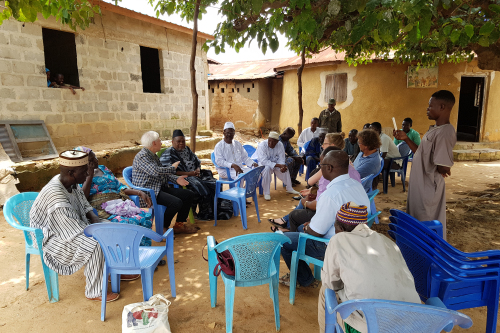 "Palavern" zu kommunaler Zusammenarbeit mit Würdenträgern in Sokodé, Togo
