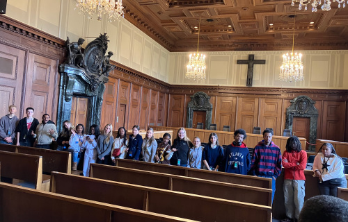 Teilnehmende des Austausches "Deep Dive: Nürnberger Hauptkriegsverbrecherprozesse" im Saal 600 © deep dive 2025