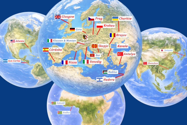 Vier Globen mit der Lage der Nürnberger Partnerstädte und befreundeter Kommunen in der Welt