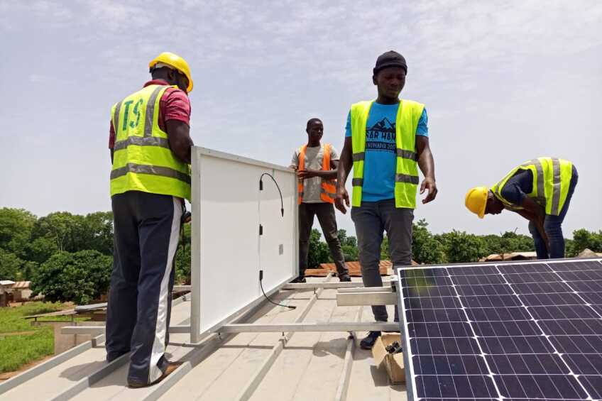PV Anlage wird auf Gesundheitsposten in Sokodé installiert, Bild © Essossinam KETETCHE / Stadt Sokodé