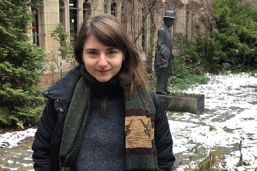 Prager Autroin Alžbeta Stancáková im Garten der Stadtbibliothek in Nürnberg, Bild © Kathleen Röber / Stadt Nürnberg, Bildungscampus