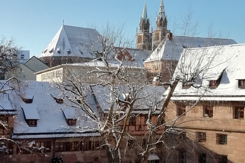 Blick vom Heilig-Geist-Haus auf die verschneite Lorenzkirche
