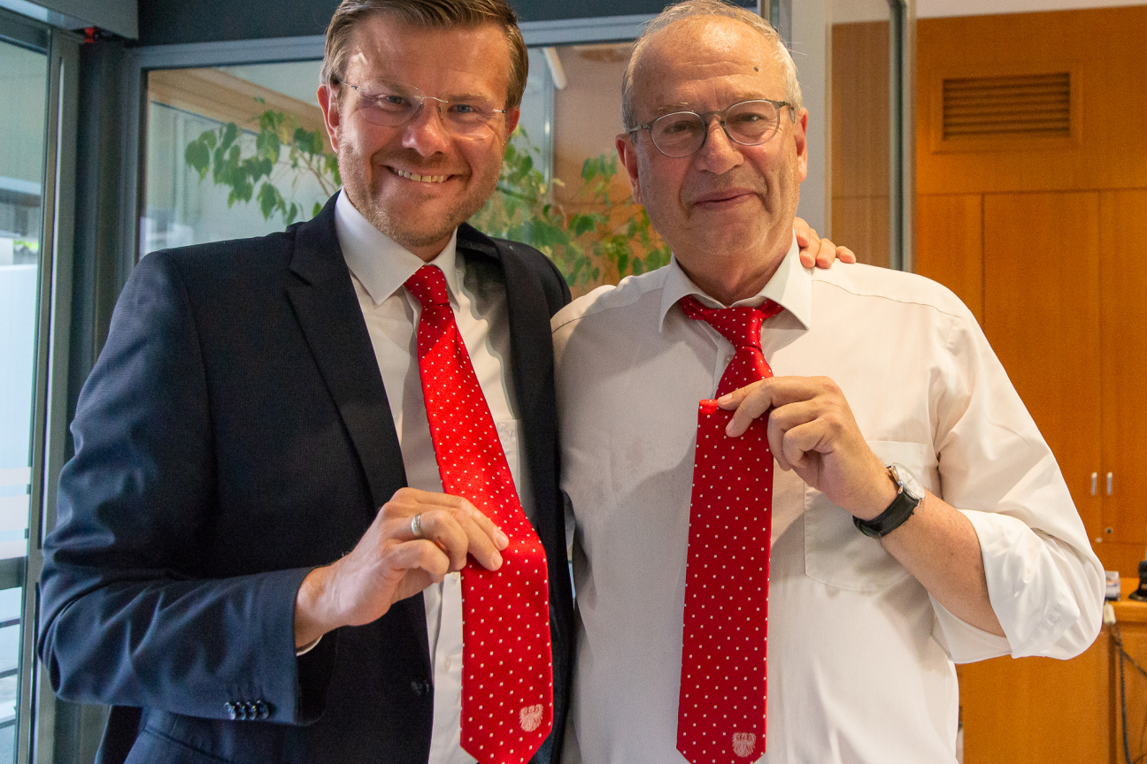 Oberbürgermeister Marcus König und Bürgermeister Theodoros Mouriadis, jeweils mit der Nürnberger Stadt Kravatte.