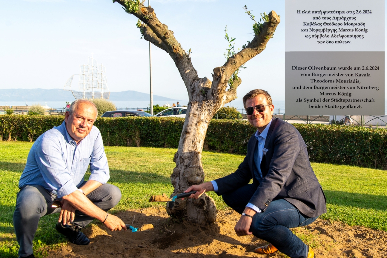 Bürgermeister Theodoros Mouriadis und Oberbürgermeister Marcus König bei der offiziellen Einweihung des Partnerschaftsbaumes in Kavala