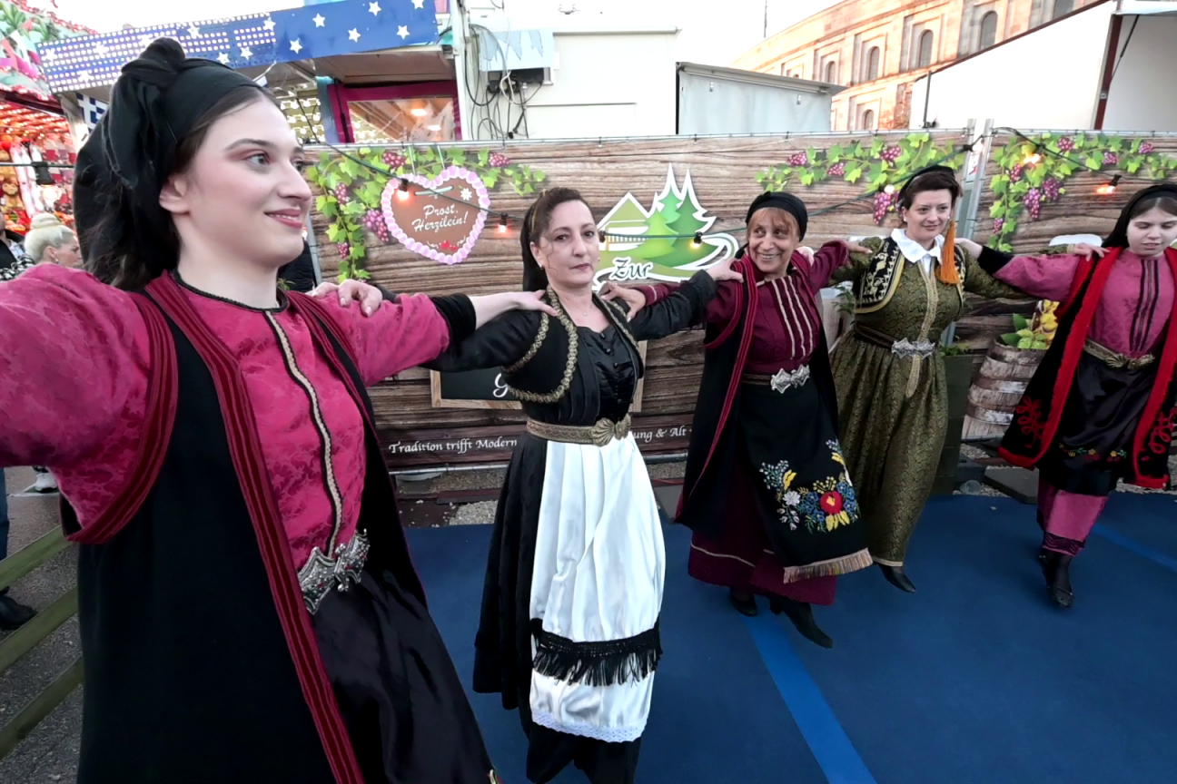 Bild © privat Griechische Tanzgruppe am Nürnberger Frühjahrsvolksfest, Bild © privat