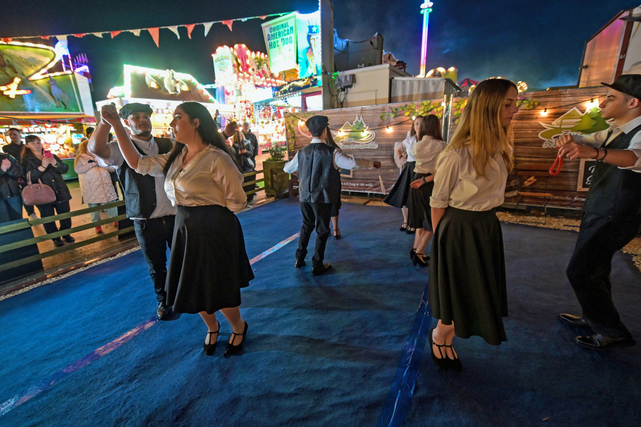 Griechische Tanzgruppe am Nürnberger Frühjahrsvolksfest
