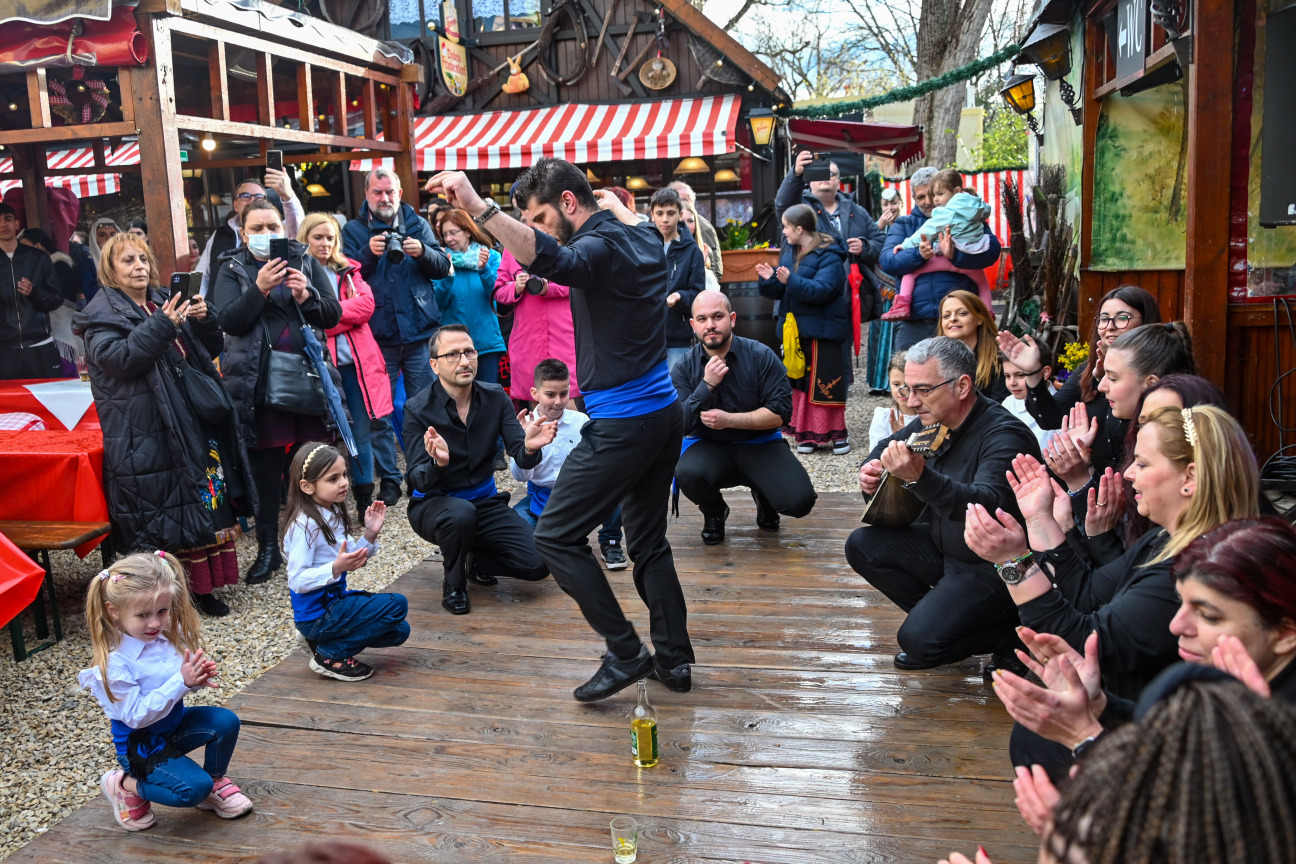 Griechische Tanzgruppe am Nürnberger Frühjahrsvolksfest